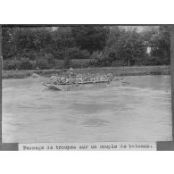 Passage des troupes sur un couple de bateaux. [légende d''origine]