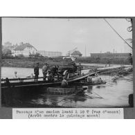 Passage d'un camion lesté à 10 tonnes (vue d'amont) (arrêt contre le guindage amont). [légende d'origine]
