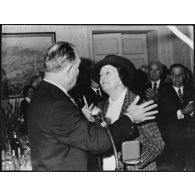 Madame de Larminat reçoit la médaille d'argent de la ville d'Alès de Monsieur Roucaute, député maire. [légende d'origine]