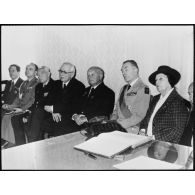 Réception à la mairie. [légende d'origine]