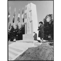 Madame la générale de Larminat - Monsieur Vincent Omana (?), porte fanion du général. [légende d'origine]