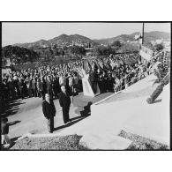Monsieur Roucaute, député maire d'Alès - Monsieur Plantevin, compagnon de la libération - une partie de la foule. [légende d'origine]