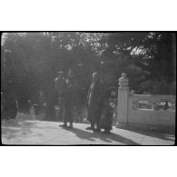 [Pékin. Une famille sur la terrasse d'un temple].
