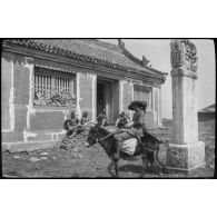 [Pékin. La cour d'un temple].
