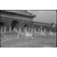 [Pékin. L'entrée d'un temple].