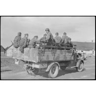 Un camion ouvert transporte des parachutistes allemands (Fallschirmjäger).