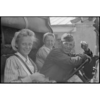 Peu après avoir quitté Vilnius, deux infirmières et un chauffeur prennent la route de Kaunas (Kowno).