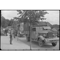 Des camions allemands marquent une pause lors de la retraite après la chute de Vilnius.