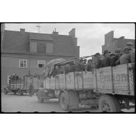 Eydtkau (Eydtkuhnen) en Prusse-Orientale (Ostpreußen), la population est réquisitionnée pour former une ligne de défense.