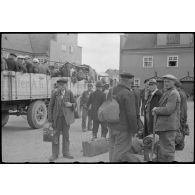 Eydtkau (Eydtkuhnen) en Prusse-Orientale (Ostpreußen), la population est réquisitionnée pour former une ligne de défense.