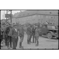Eydtkau (Eydtkuhnen) en Prusse-Orientale (Ostpreußen), la population est réquisitionnée pour former une ligne de défense.