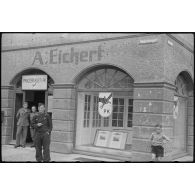 Hindenburgstrasse à Eydtkau (Eydtkuhnen) en Prusse-Orientale (Ostpreußen), les bureaux du journal de propagande intitulé Panzerfaust.