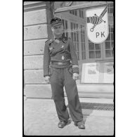 Hindenburgstrasse à Eydtkau (Eydtkuhnen) en Prusse-Orientale (Ostpreußen), un reporter de la Pk.697 devant les bureaux du journal de propagande intitulé Panzerfaust.