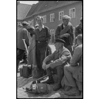 Eydtkau (Eydtkuhnen) en Prusse-Orientale (Ostpreußen), la population est réquisitionnée pour former une ligne de défense.