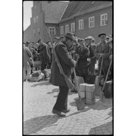 Eydtkau (Eydtkuhnen) en Prusse-Orientale (Ostpreußen), la population est réquisitionnée pour former une ligne de défense.