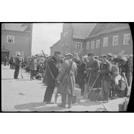 Eydtkau (Eydtkuhnen) en Prusse-Orientale (Ostpreußen), la population est réquisitionnée pour former une ligne de défense.