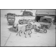 Des Panzergrenadiers blessés passent devant des véhicules de soutien du 1er escadron du schwere Panzerjäger-Abteilung 519.