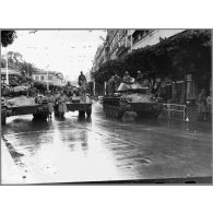[Alger, décembre 1960. Les forces de l'ordre équipées de chars].