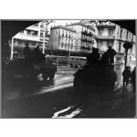 [Alger, décembre 1960. Les forces de l'ordre équipées de chars].