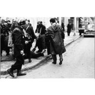 Décembre 1960 - manifestations des musulmans pour l'indépendance. [légende d'origine]