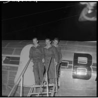 25 octobre 1958 : 4 soldats français prisonniers par le FLN sont libérés, ils arrivent à Villacoublay. [légende d'origine]<br>