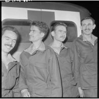 25/10/1958 : 4 soldats faits prisonniers du FLN libérés -Villacoublay. [légende d'origine]<br>