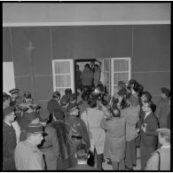 25/10/1958 : 4 soldats faits prisonniers du FLN libérés -Villacoublay. [légende d'origine]<br>