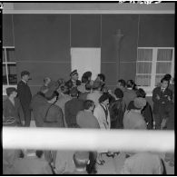 25/10/1958 : 4 soldats faits prisonniers du FLN libérés -Villacoublay. [légende d'origine]<br>