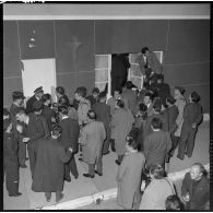 25/10/1958 : 4 soldats faits prisonniers du FLN libérés -Villacoublay. [légende d'origine]<br>