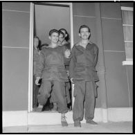25/10/1958 : 4 soldats faits prisonniers du FLN libérés -Villacoublay. [légende d'origine]<br>