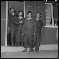 25/10/1958 : 4 soldats faits prisonniers du FLN libérés -Villacoublay. [légende d'origine]<br>