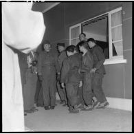 25/10/1958 : 4 soldats faits prisonniers du FLN libérés -Villacoublay. [légende d'origine]<br>