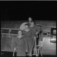 25/10/1958 : 4 soldats faits prisonniers du FLN libérés -Villacoublay. [légende d'origine]<br>