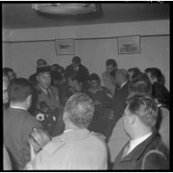 25/10/1958 : 4 soldats faits prisonniers du FLN libérés -Villacoublay. [légende d'origine]<br>