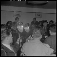 25/10/1958 : 4 soldats faits prisonniers du FLN libérés -Villacoublay. [légende d'origine]<br>