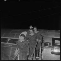 25/10/1958 : 4 soldats faits prisonniers du FLN libérés -Villacoublay. [légende d'origine]<br>
