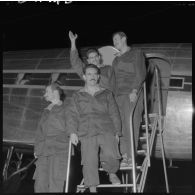 25/10/1958 : 4 soldats faits prisonniers du FLN libérés -Villacoublay. [légende d'origine]<br>
