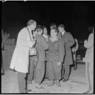 25/10/1958 : 4 soldats faits prisonniers du FLN libérés -Villacoublay. [légende d'origine]<br>