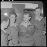 25/10/1958 : 4 soldats faits prisonniers du FLN libérés -Villacoublay. [légende d'origine]<br>