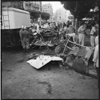 Septembre 1960 -Alger - voiture piégée devant le "Coq hardi". [légende d'origine]<br>