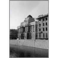 Le rectorat de Sarajevo (bâtiment d'inspiration barique). A droite, la grande poste. Au premier plan la rivière Miljacka - Sarajevo. [légende d'origine]