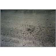 Impact d'obus de mortier ("Etoile"), quartier de Grbavica - Sarajevo. [légende d'origine]