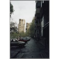 La rue Behdzeta Mutevelic, quartier de Grbavica - Sarajevo. [légende d'origine]