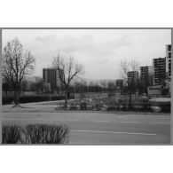 La rue Topal Osman Pase, quartier de Grbavica - Sarajevo. [légende d'origine]