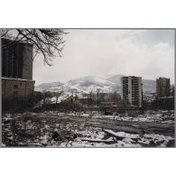 A gauche l'hôtel Bristol sur la Zmaja od Bosne - Sarajevo. [légende d'origine]