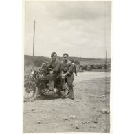 [Valdahon, Trois soldats du 506e RCC et une moto].