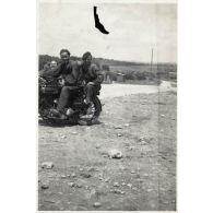 [Valdahon, Trois soldats du 506e RCC et une moto].