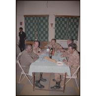 Un repas franco-mauritanien à la popote du DMAT d'Atar. [légende d'origine]<br>