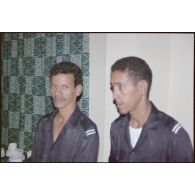 Portraits de deux serveurs mauritaniens lors d'un repas franco-mauritanien organisé à la popote du DMAT d'Atar. [légende d'origine]<br>