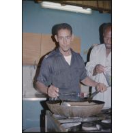 Serveur mauritanien dans la cuisine de la popote du DMAT d'Atar. [légende d'origine]<br>